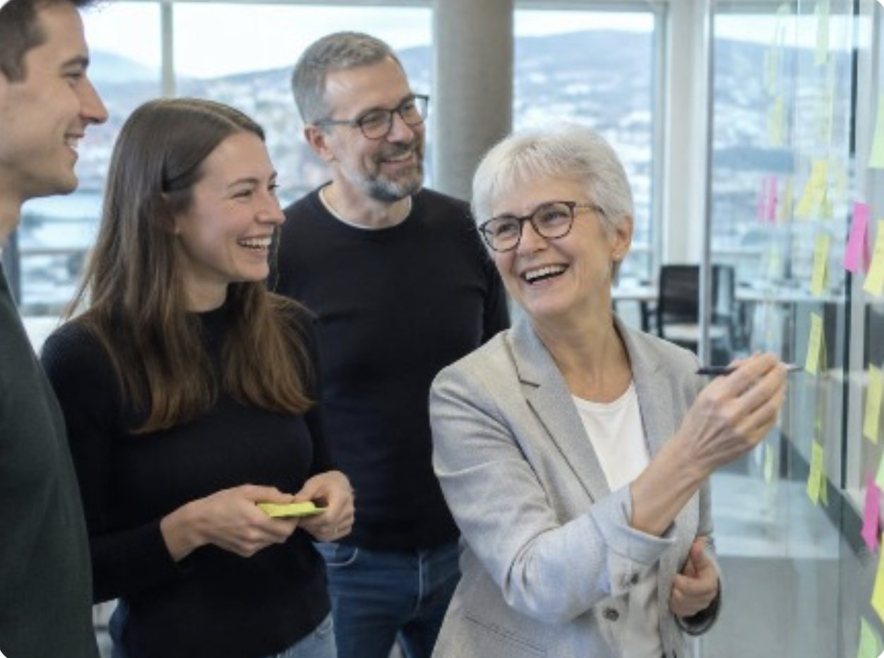 Team mit jüngeren und erfahrenen Mitarbeitenden bei der Arbeit