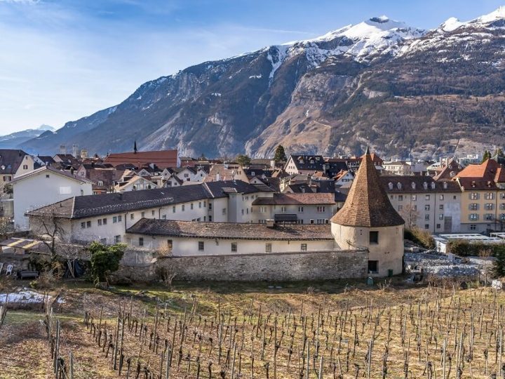 Chur: Altstadt vor verschneiten Bergen